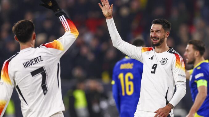 Los jugadores alemanes Tim Kleindienst (d) y Kei Havertz celebran el 7-0 durante el partido de la UEFA Nations League que han jugado Alemania y Bosnia en Friburgo, Alemania. EFE/EPA/ANNA SZILAGYI
