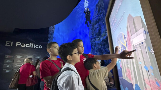 Estudiantes visitan el Biomuseo durante la inauguración de la primera edición de "Mi experiencia en el museo", este jueves en Ciudad de Panamá (Panamá). EFE/Bienvenido Velasco
