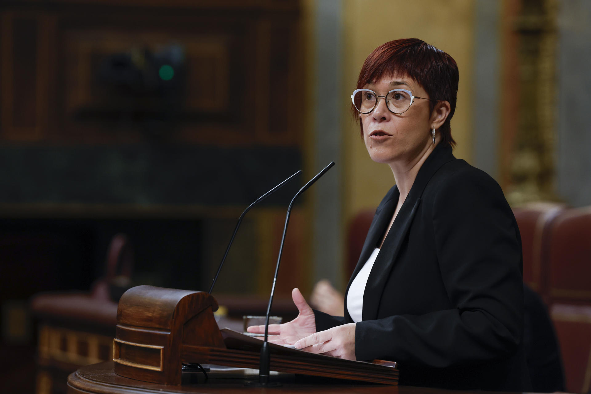 La diputada de Compromís Àgueda Micó, durante su intervención tras la comparecencia del presidente del Gobierno, Pedro Sánchez, este miércoles ante el pleno del Congreso para informar de la gestión de la dana. EFE/ JJ Guillén
