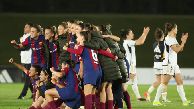 Las jugadoras del Barça celebran su triunfo por 0-3 ante el Real Madrid en el encuentro de la jornada 21 de Liga F, en el estadio Alfredo Di Stéfano en Madrid, en una foto de archivo. EFE/Kiko Huesca
