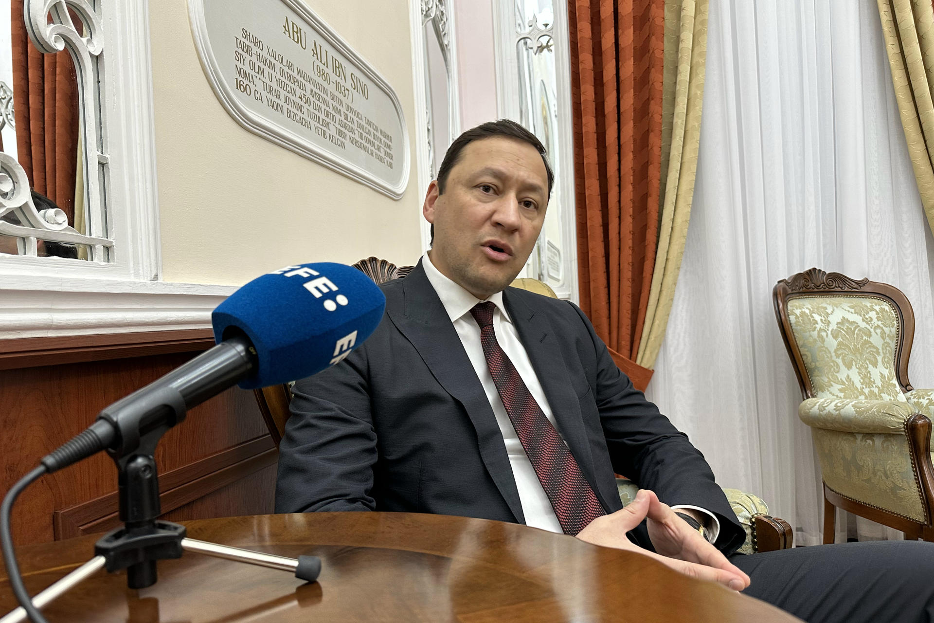 El primer vicepresidente de la junta directiva de Ferrocarriles de Uzbekistán, Hikmatulla Rahmetov, durante una entrevista con EFE. EFE/Kulpash Konyrova
