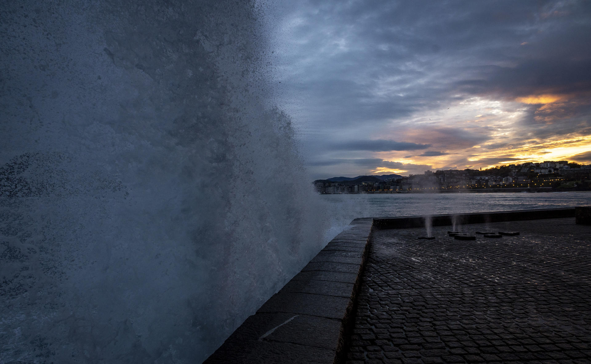 Vista del oleaje a primera hora en el Peine del Viento en San Sebastián, donde este jueves hay un aviso Amarillo por riesgo marítimo-costero.EFE/Javier Etxezarreta
