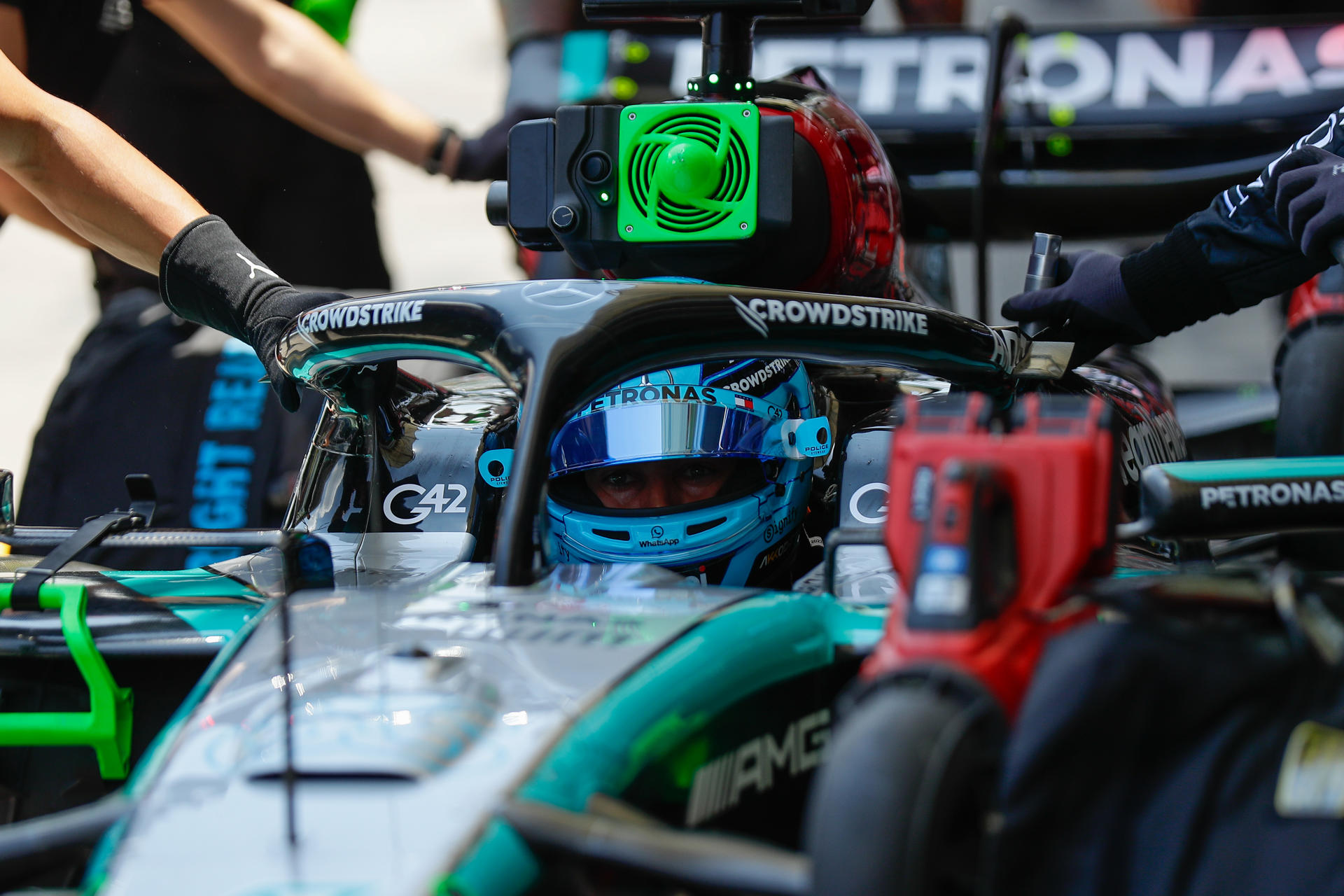 El piloto británico de la escudería Mercedes, George Russell, participa durante la primera sesión de entrenamientos del Gran Premio de Fórmula Uno de Brasil en el circuito de Interlagos este viernes, en Sao Paulo (Brasil). EFE/ André Coelho
