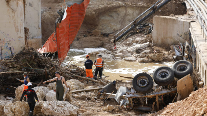 Voluntarios trabajan en el pantano de Torrent (Valencia), este viernes. EFE/Jorge Zapata
