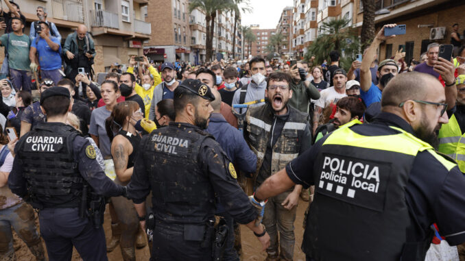 Vecinos indignados gritan insultos durante la visita de la comitiva de los reyes a Paiporta este domingo. Gritos de 'fuera', así como lanzamiento de barro, están recibiendo a la comitiva de los reyes de España, el presidente del Gobierno, Pedro Sánchez, y el president de la Generalitat, Carlos Mazón, a su llegada al centro de Paiporta. EFE/ Ana Escobar
