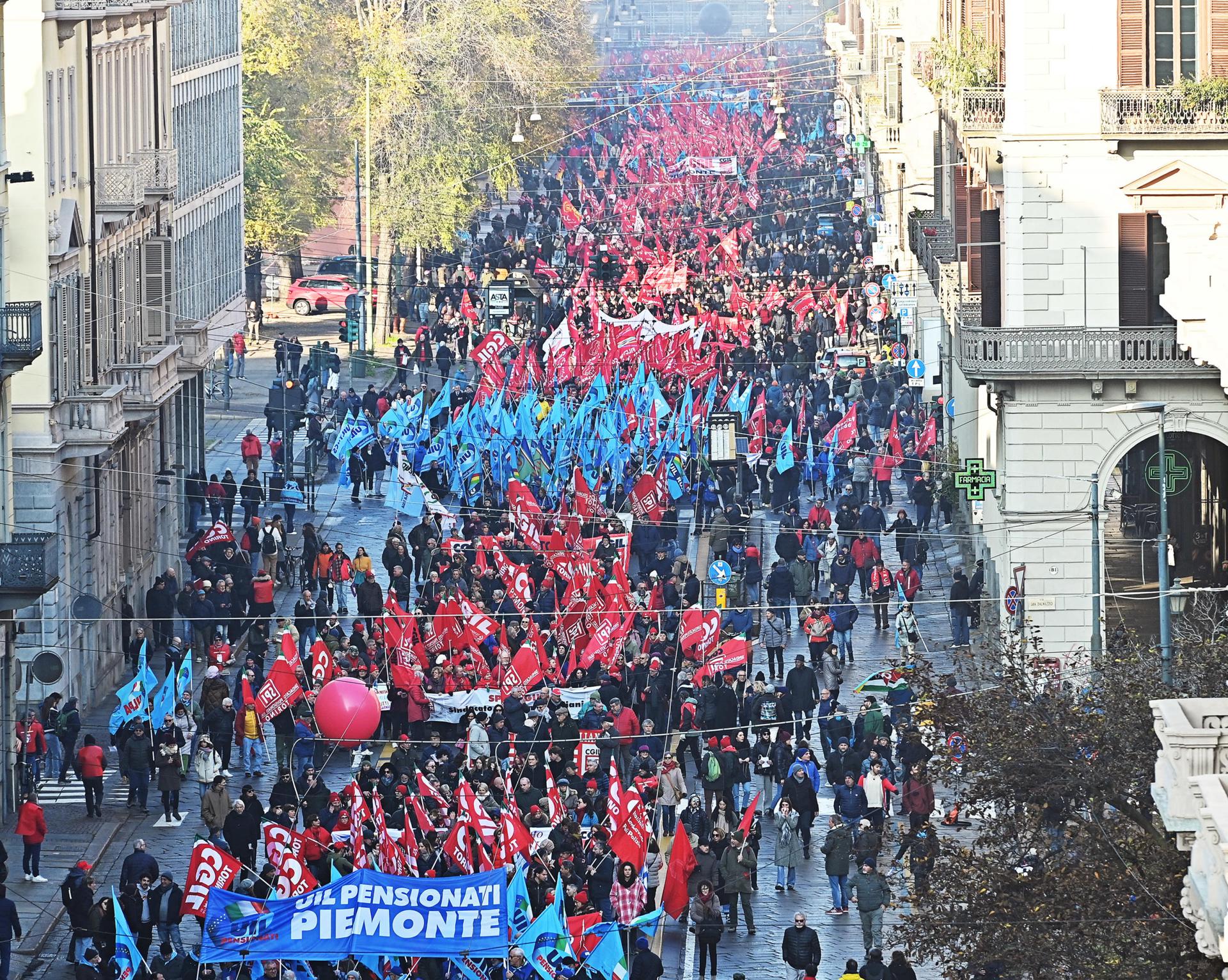 Los sindicatos de trabajadores marchan durante una huelga nacional contra las políticas del gobierno, en Turín, Italia, 29 de noviembre de 2024. La Confederación General Italiana del Trabajo (CGIL) y la Unión Italiana del Trabajo (UIL) convocaron una huelga nacional en contra de la propuesta de presupuesto del gobierno, un aumento en los salarios y pensiones, el financiamiento de la salud, la educación y los servicios públicos, así como la inversión en políticas industriales. (Protests, Italy) EFE/EPA/ALESSANDRO DI MARCO
