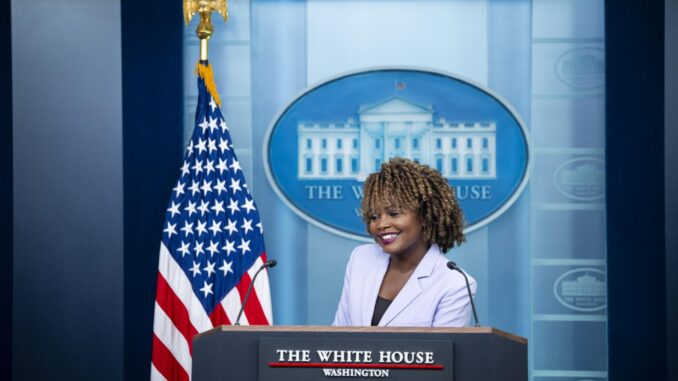 La secretaria de prensa de la Casa Blanca, Karine Jean-Pierre, habla con los medios durante una conferencia de prensa en Washington, D.C., EE. UU., el 07 de noviembre de 2024. EFE/EPA/Graeme Sloan
