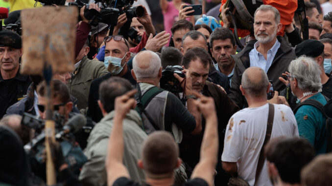 El rey Felipe, durante su visita a Paiporta este domingo. EFE/ Biel Aliño
