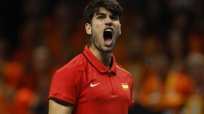 El tenista español Carlos Alcaraz celebra un punto en su encuentro frente al neerlandés Tallon Griekspoor, segundo partido de los cuartos de final entre los equipos de España y Países Bajos, este martes en el Palacio de los Deportes José María Martín Carpena de Málaga (Andalucía). EFE / Jorge Zapata.
