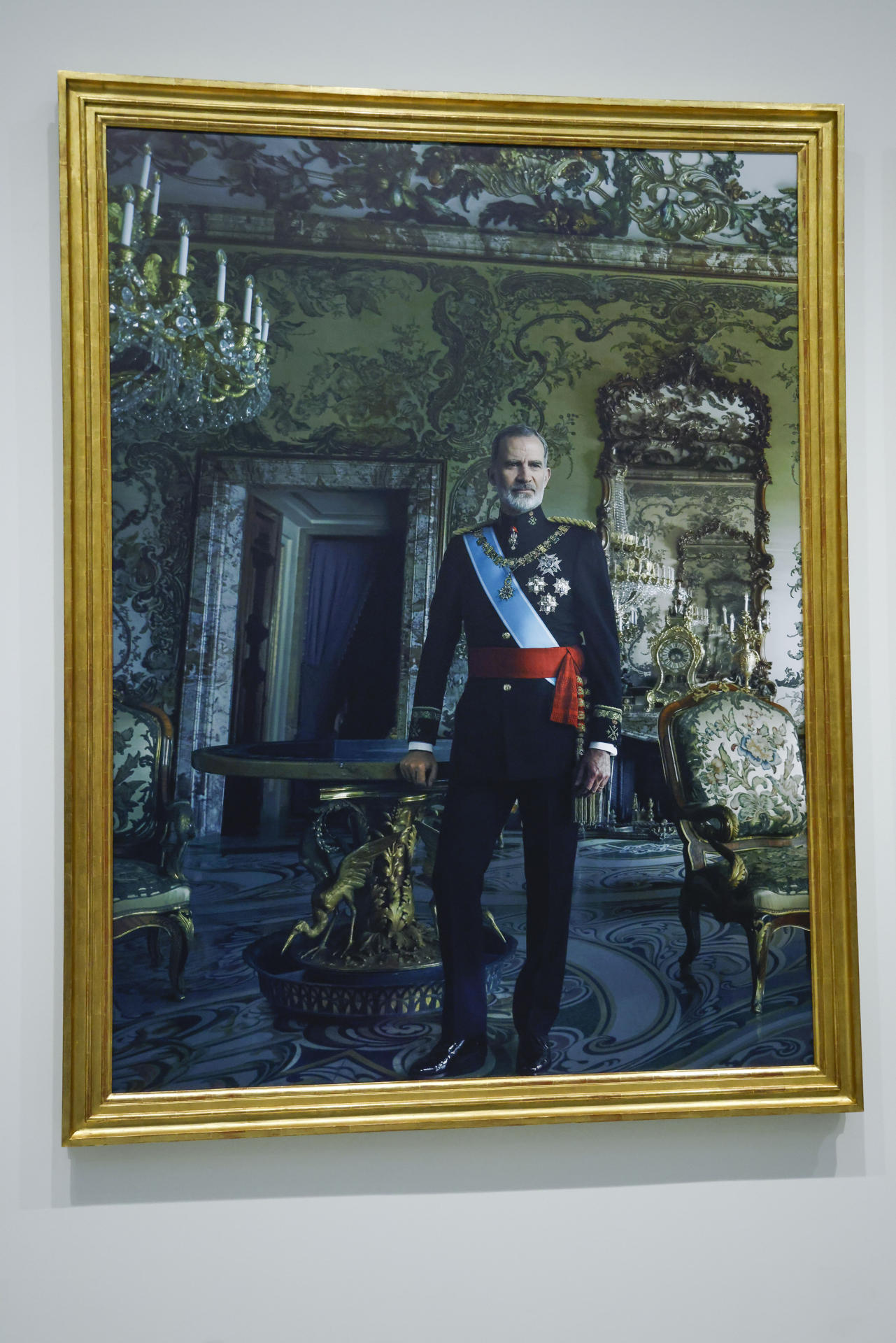 Felipe VI, con uniforme de gran etiqueta del Ejército de Tierra, retratado por la fotógrafa Annie Leibovitz, durante la presentación de los retratos de sus majestades este martes en la sala del Consejo del Banco de España de Madrid. EFE/ Blanca Millez
