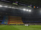 Los jugadores del Real Madrid (d) y del Milán ante la bandera valenciana, antes del partido de la Liga de Campeones que Real Madrid y AC Milán disputan este martes en el estadio Santiago Bernabéu. EFE/Juanjo Martín