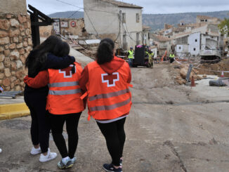 Una vecina junto a miembros de Cruz Roja observan las tareas de reconstrucción del terreno, este lunes en Letur. Continúa la búsqueda de cuatro personas desaparecidas en Letur (Albacete) tras la riada del martes 29 de octubre, mientras que el Gobierno de Castilla-La Mancha constituye la comisión de coordinación para la reconstrucción de este municipio albacetense, gravemente afectado por la DANA.EFE/ Manu