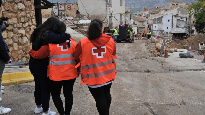 Una vecina junto a miembros de Cruz Roja observan las tareas de reconstrucción del terreno, este lunes en Letur. Continúa la búsqueda de cuatro personas desaparecidas en Letur (Albacete) tras la riada del martes 29 de octubre, mientras que el Gobierno de Castilla-La Mancha constituye la comisión de coordinación para la reconstrucción de este municipio albacetense, gravemente afectado por la DANA.EFE/ Manu
