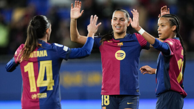 (izda a dcha) Las jugadora del Barcelona Aitana Bonmatí, Kika y Vicky celebran uno de los goles del equipo durante el partido de Liga de Campeones femenina ante el St Polten, disputado este martes. EFE/ Enric Fontcuberta.
