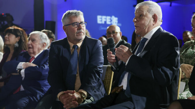 El presidente de EFE, Miguel Ángel Oliver (i), conversa con el expresidente de EFE Alfonso S. Palomares (d), en el acto de celebración del 85 aniversario de la Agencia EFE e inauguración de la exposición 'Tu memoria colectiva', este jueves en el Espacio Larra, en Madrid. EFE/Kiko Huesca
