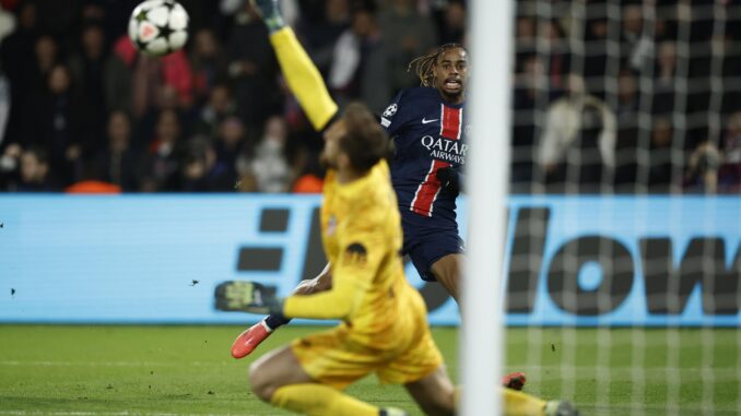 Oblak hace una parada ante Barcola. EFE/EPA/YOAN VALAT
