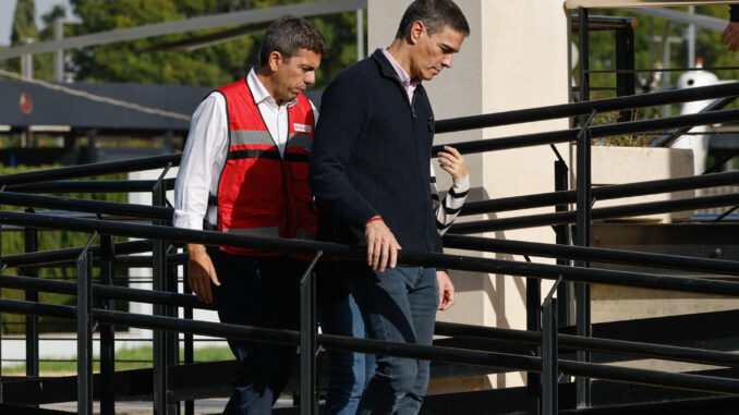 El presidente del Gobierno, Pedro Sánchez (c), acompañado por el president de la Generalitat, Carlos Mazón (2i), en el Centro de Coordinación Operativo Integrado (CECOPI) de la Comunitat Valenciana, desde el que se coordinan las labores de emergencia en las zonas afectadas por la dana. EFE/ Kai Försterling
