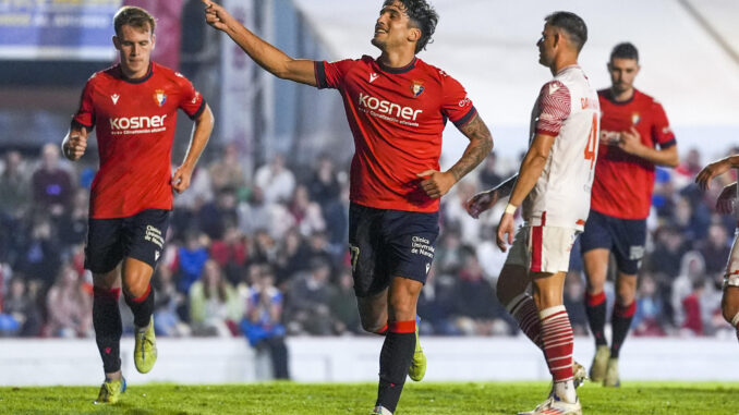 El delantero de Osasuna Iker Benito (2-i) celebra tras marcar el segundo gol, durante el partido de la Copa del Rey que Chiclana CF y CA Osasuna disputaron en el Campo Municipal de Chiclana, en Cádiz. EFE/Román Ríos
