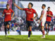 El delantero de Osasuna Iker Benito (2-i) celebra tras marcar el segundo gol, durante el partido de la Copa del Rey que Chiclana CF y CA Osasuna disputaron en el Campo Municipal de Chiclana, en Cádiz. EFE/Román Ríos