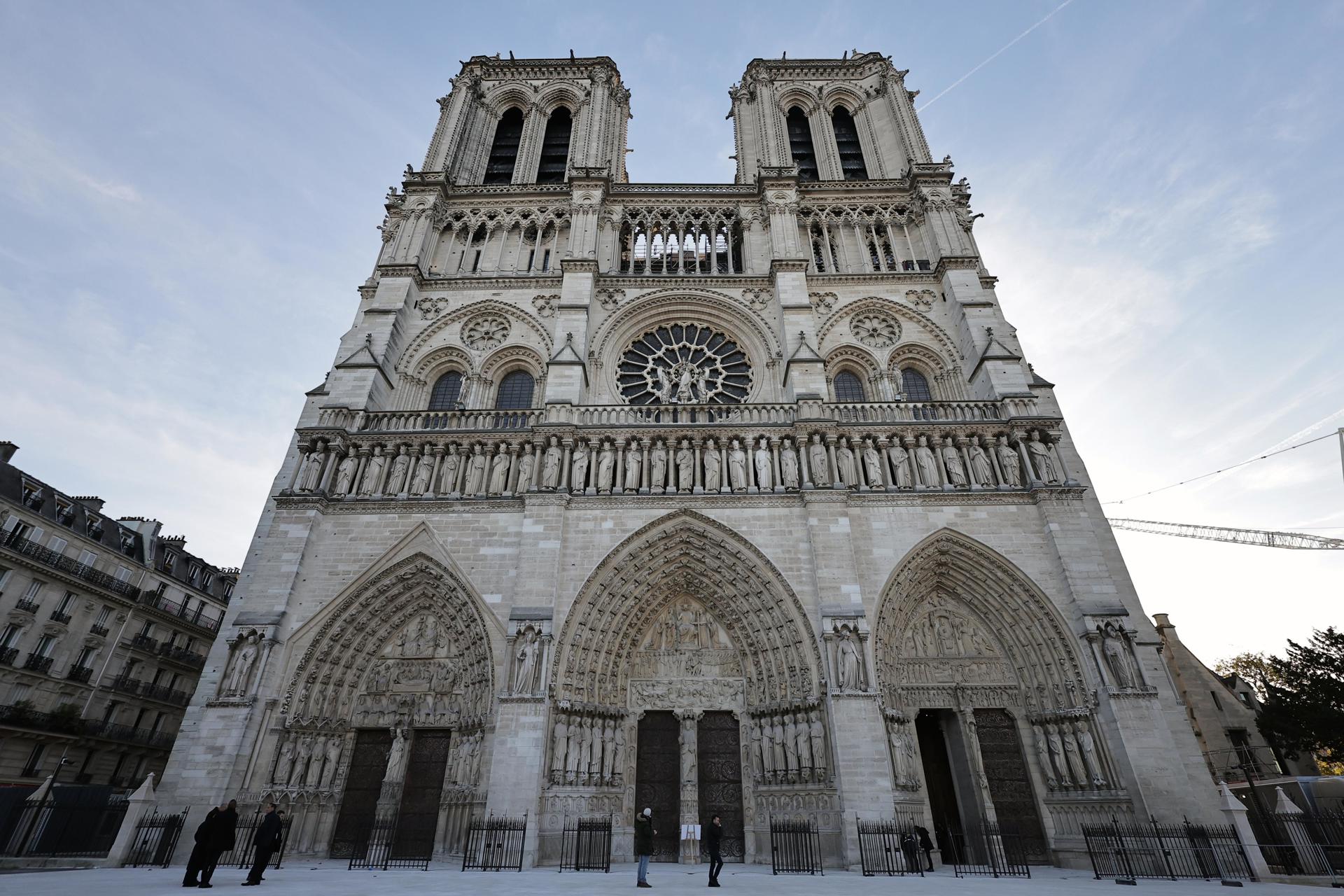 Exterior de la catedral de Notre-Dame este 29 de noviembre. EFE/EPA/CHRISTOPHE PETIT TESSON/POOL
