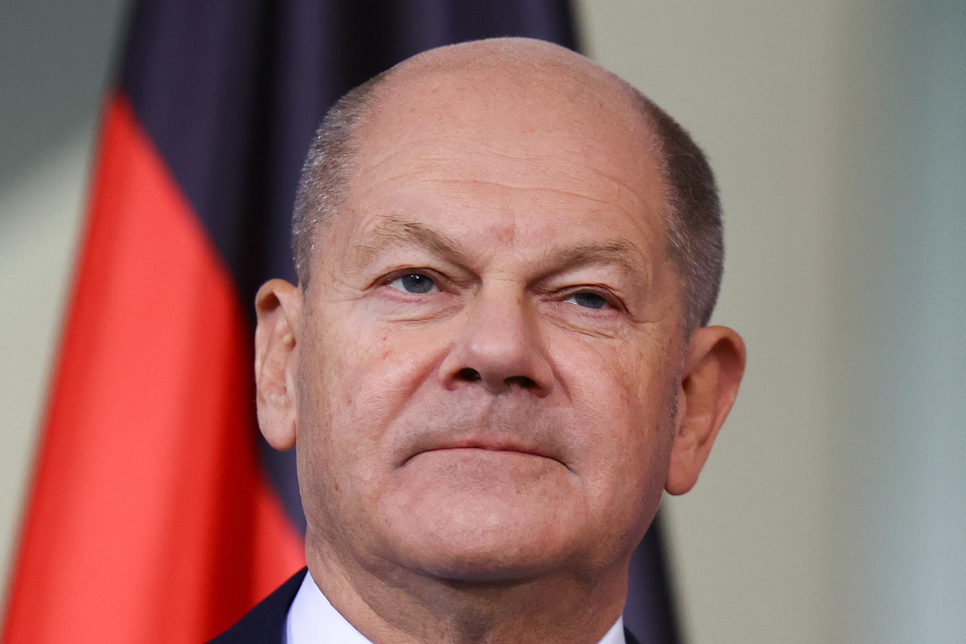 El canciller alemán, Olaf Scholz, hace una declaración sobre los resultados de las elecciones presidenciales estadounidenses de 2024 en la Cancillería de Berlín, el 6 de noviembre de 2024. EFE/EPA/FILIP SINGER
