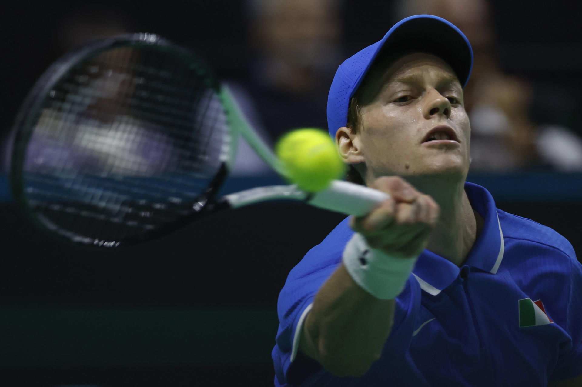 El tenista italiano Jannick Sinner devuelve la bola al argentino Sebastian Baez durante el partido correspondiente a la tercera eliminatoria de cuartos de final de la Copa Davis de tenis que se disputa hoy jueves en el Pabellón José María Martín Carpena de Málaga. EFE/Jorge Zapata
