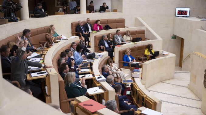 El pleno del Parlamento de Cantabria ha aprobado este lunes la derogación de la Ley autonómica de Memoria Histórica y Democrática con la mayoría de PP y Vox y el rechazo del PRC y el PSOE, que han advertido de que "sin memoria no hay futuro", como también lo han hecho las asociaciones memorialistas de la región. EFE/Pedro Puente Hoyos
