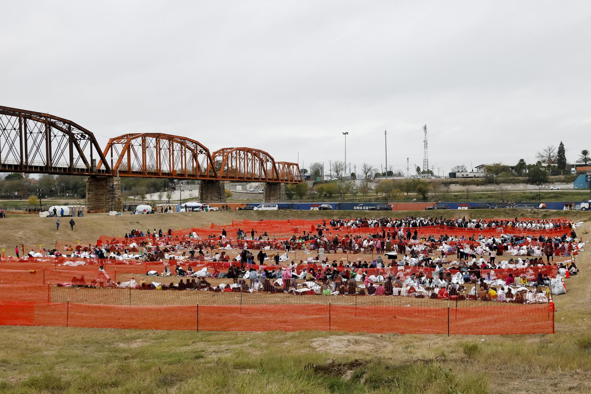 Fotografía de archivo de los migrantes en el Parque Shelby en Eagle Pass, Texas, EE. UU.. EFE/EPA/Adam Davis
