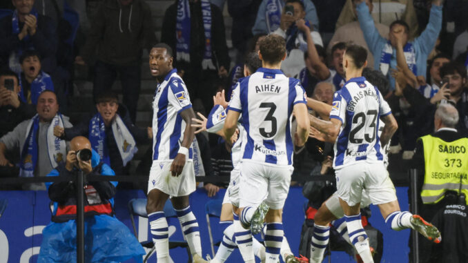 El delantero de la Real Sheraldo Becker (i) celebra con sus compañeros tras marcar ante el Barcelona, durante el partido de LaLiga que Real Sociedad y FC Barcelona disputan este domingo en el Reale Arena, en San Sebastián. EFE/Juan Herrero
