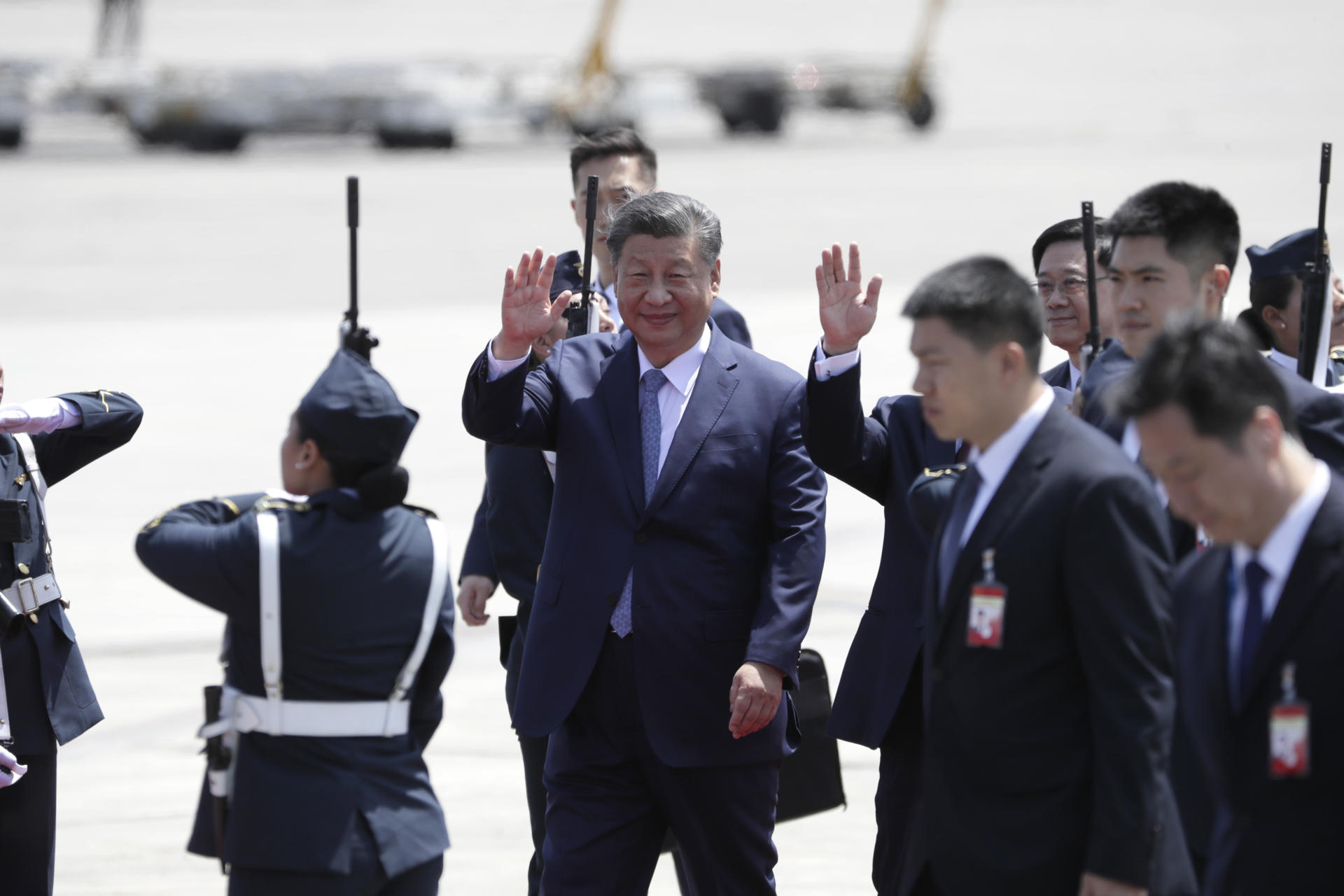 El presidente de la República Popular de China, Xi Jinping (c), saluda a su llegada durante una visita oficial al país, este jueves en la Base Aérea del Callao en Lima (Perú). EFE/ Carlos Ortega
