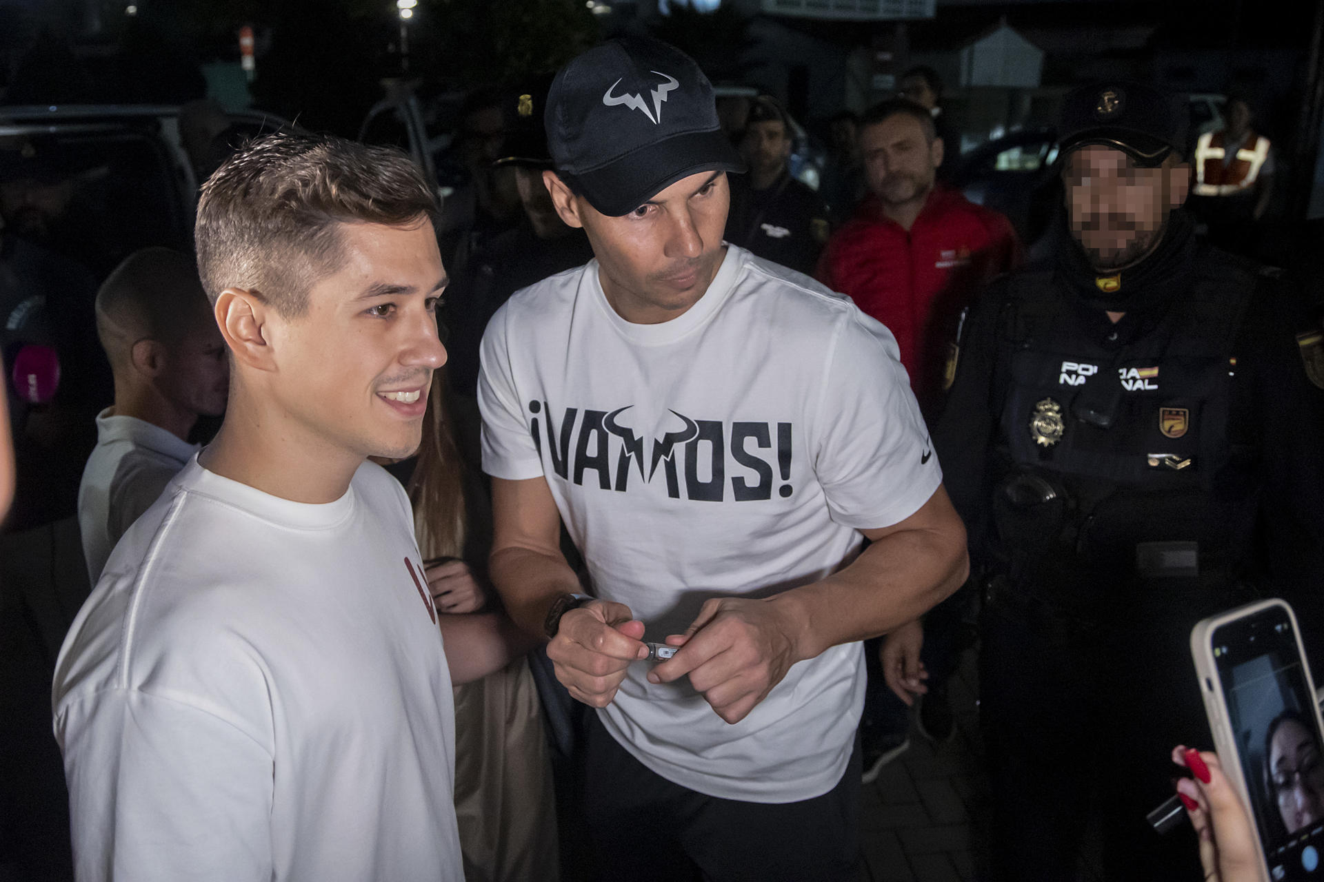 El tenista Rafa Nadal firma autógrafos a su llegada este jueves, al aeropuerto de Málaga (Andalucía) donde disputará la Copa Davis que comenzará el próximo día 19. EFE/ Daniel Pérez
