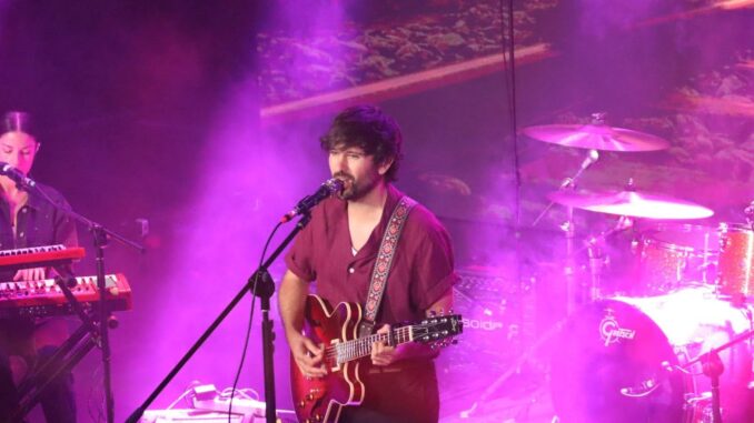 David Otero durante su concierto en La Sala del WiZink Center, emocionando al público con su energía y carisma.