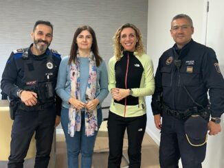 La alcaldesa de Alcorcón, Candelaria Testa, junto a los cuerpos de Policía Municipal durante su visita a Paiporta tras la DANA.