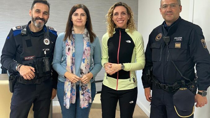 La alcaldesa de Alcorcón, Candelaria Testa, junto a los cuerpos de Policía Municipal durante su visita a Paiporta tras la DANA.