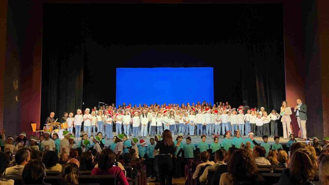 El Teatro Buero Vallejo de Alcorcón, lleno de vida durante el I Concierto de Villancicos de los Coros Escolares, que reunió a más de 400 estudiantes en una emotiva celebración navideña.