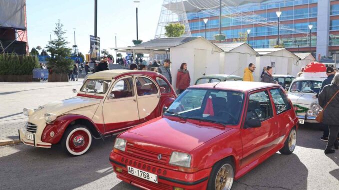 Coches clásicos en plena acción durante el tradicional desfile navideño en Fuenlabrada, una cita imprescindible para los amantes del motor.