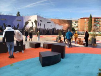 Prototipos de mobiliario urbano instalados en la plaza Huerto del Cura, diseñados por estudiantes en el marco del proyecto PlaYinn.