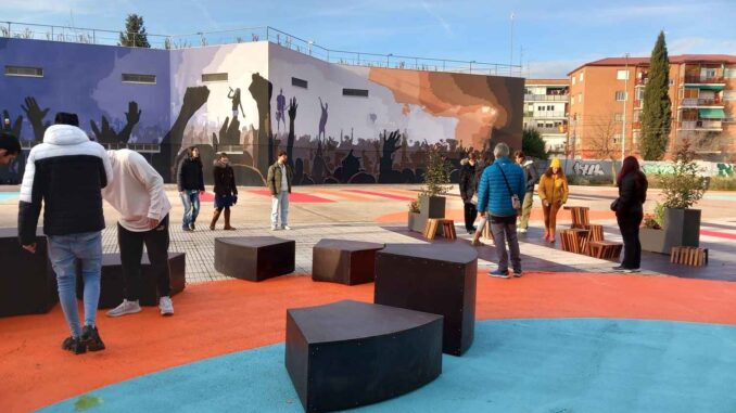 Prototipos de mobiliario urbano instalados en la plaza Huerto del Cura, diseñados por estudiantes en el marco del proyecto PlaYinn.