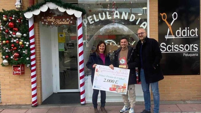 Escaparate ganador del V Concurso de Escaparatismo Navideño en Fuenlabrada, un ejemplo de creatividad que impulsa el comercio local.