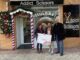 Escaparate ganador del V Concurso de Escaparatismo Navideño en Fuenlabrada, un ejemplo de creatividad que impulsa el comercio local.