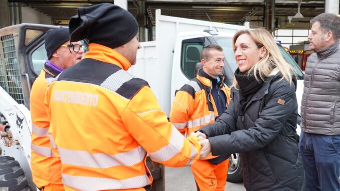 Candelaria Testa dando la mano a un operario