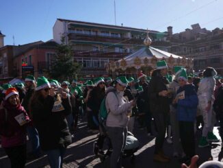 Participantes de la Marcha Quemapolvorones recorriendo las calles de Fuenlabrada en un ambiente festivo y navideño.