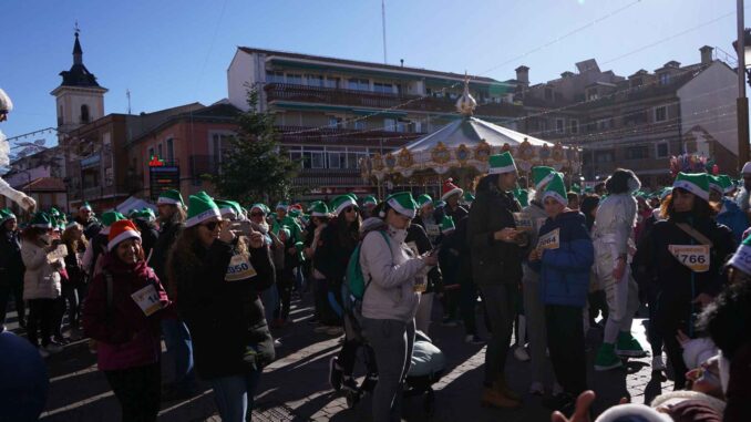 Participantes de la Marcha Quemapolvorones recorriendo las calles de Fuenlabrada en un ambiente festivo y navideño.