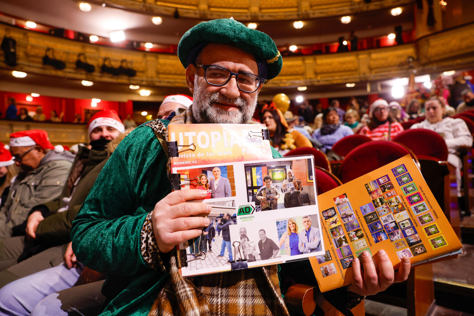 Enrique Jiménez, más conocido como Mocito Feliz, asiste al Sorteo Extraordinario de Navidad que se celebra este domingo en el Teatro Real, en Madrid. EFE/Javier Lizón
