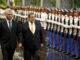 Fotografía de archivo del presidente de Cuba, Miguel Díaz Canel (i), junto al primer ministro de San Vicente y las Granadinas, Ralph Gonsalves (c), con una ceremonia de bienvenida en el Palacio de la Revolución en La Habana (Cuba). EFE/Ernesto Mastrascusa