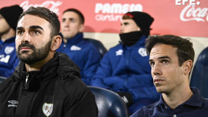 El entrenador del Rayo Vallecano, Íñigo Pérez en el estadio de La Cerámica en foto de archivo de Andreu Esteban. EFE
