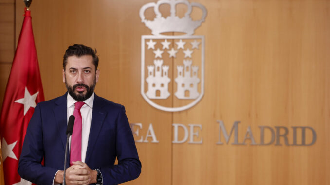 El portavoz del PP, Carlos Díaz Pache, ofrece una rueda de prensa en el marco del pleno de la Asamblea de Madrid este jueves. EFE/Sergio Pérez
