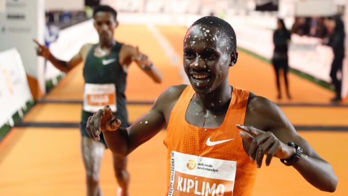 El ugandés Jacob Kiplimo entra vencedor en la San Silvestre Vallecana de 2018, en la que estableció un récord (26.41) que aún se mantiene. EFE/J.P.Gandul
