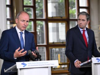 El líder del centrista Fianna Fáil, Micheál Martin (izq), y el líder del democristiano Fine Gael, el primer ministro irlandés Simon Harris, en una imagen de archivo. EFE/EPA/CLODAGH KILCOYNE / POOL