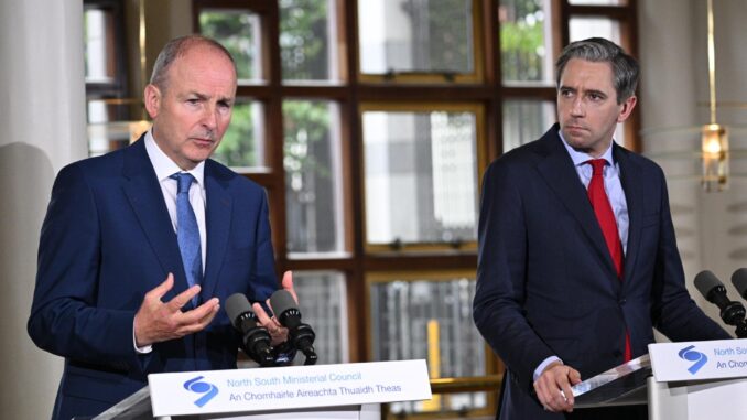 El líder del centrista Fianna Fáil, Micheál Martin (izq), y el líder del democristiano Fine Gael, el primer ministro irlandés Simon Harris, en una imagen de archivo. EFE/EPA/CLODAGH KILCOYNE / POOL
